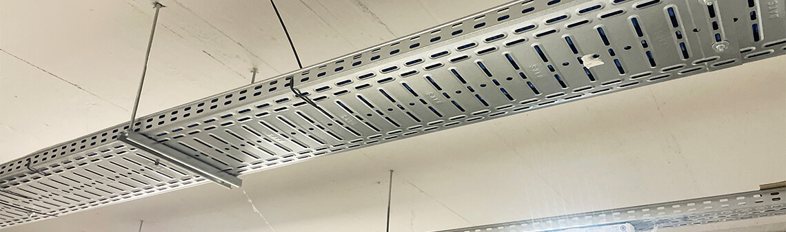 how large factories organize thousands of cables using industrial cable management systems